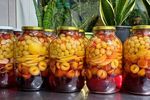 Fructul rar din Dobrogea care seamănă cu mărul și curmalul. Călugărul bucătar de la Mănăstirea Dervent: „Când se coace și se zbârcește, devine dulce” / Cum se face compotul de jujube