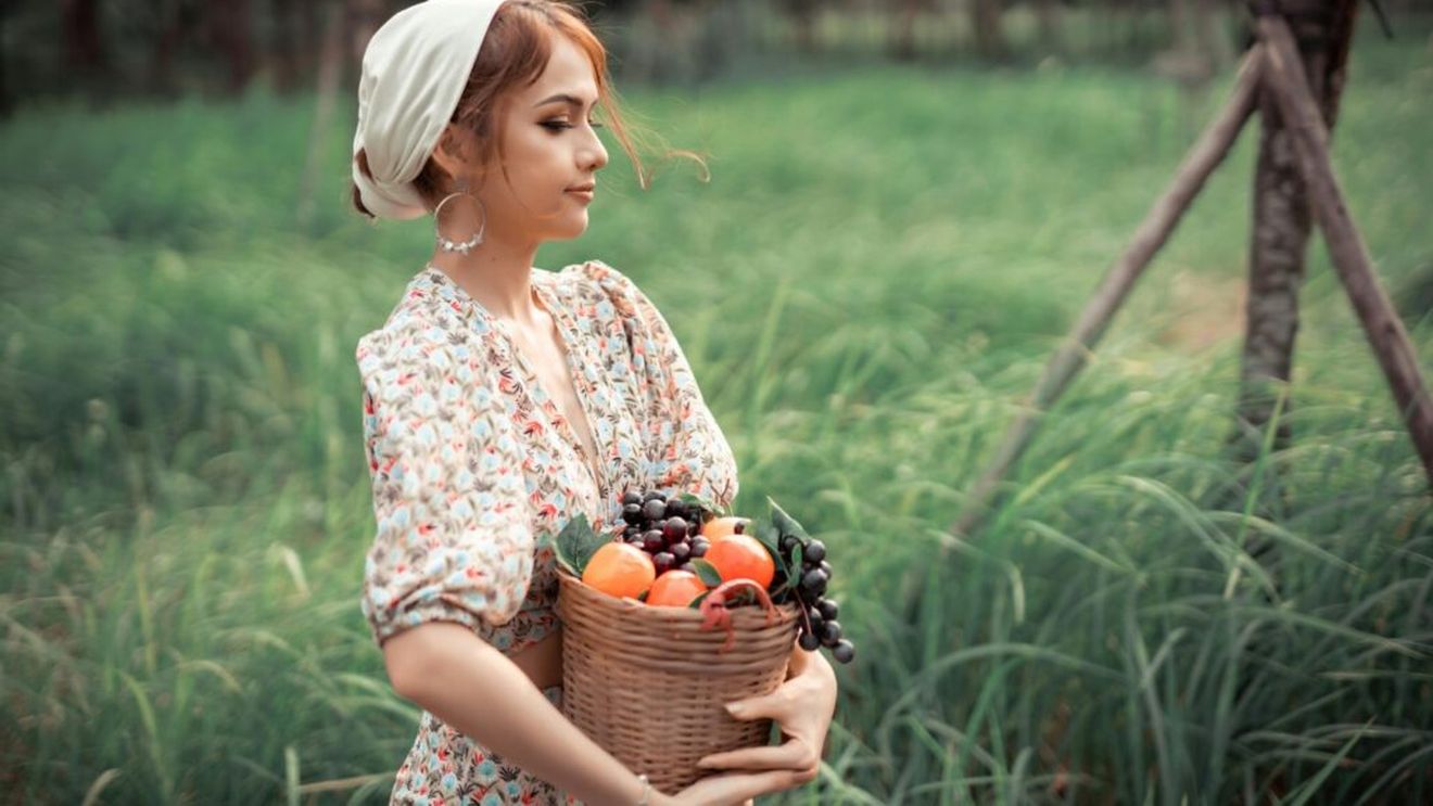 Oamenii sunt invitați de tot mai mulți proprietari de livezi să-și culeagă singuri fructele / Lipsa forței de muncă și seceta le dau bătăi de cap pomicultorilor