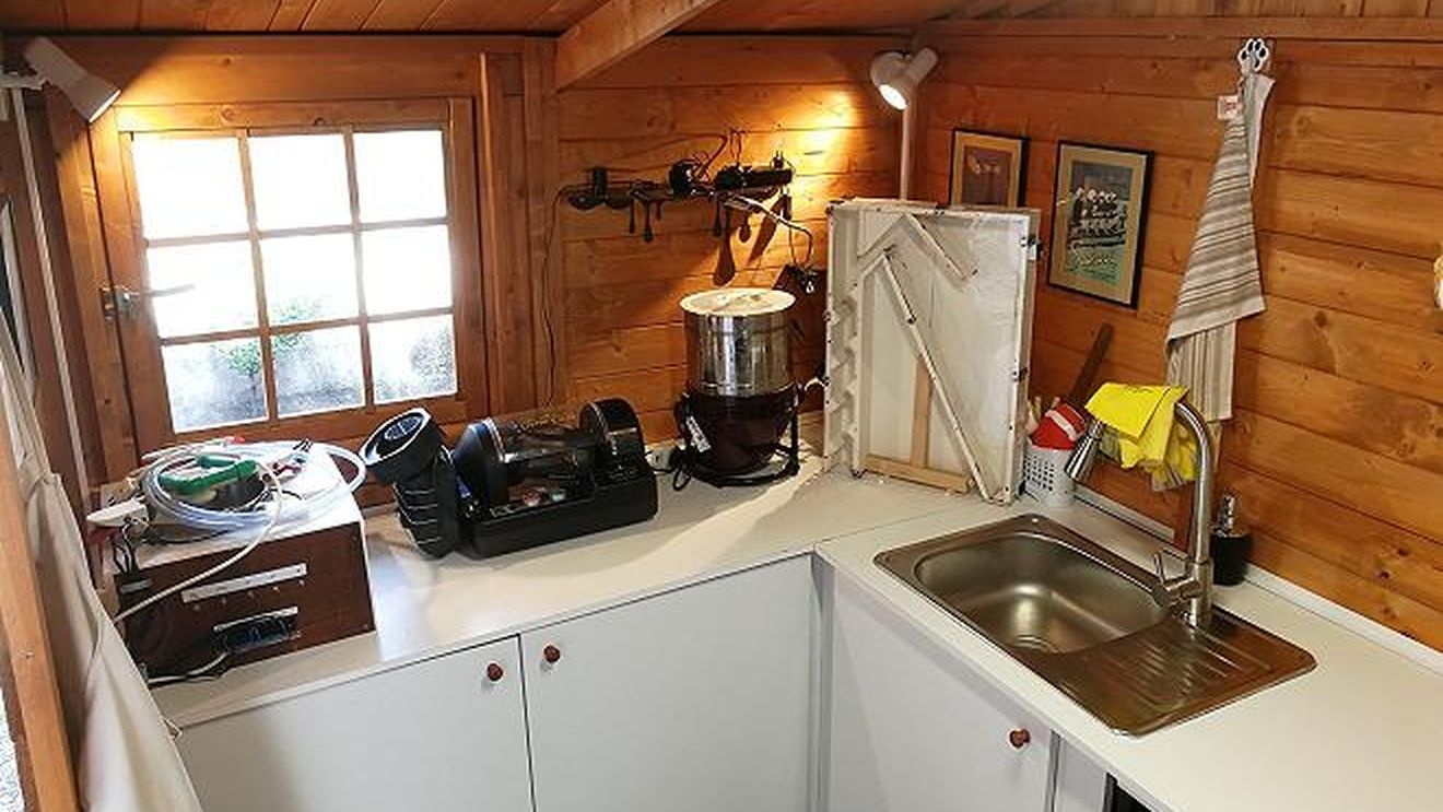 Cea mai mică ciocolaterie din lume, într-o căsuță de grădină. Ce instrumente sunt necesare pentru a produce ciocolată?