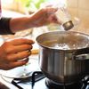 Pui sarea în apă înainte să fiarbă sau după ce dă în clocot? Când trebuie să sărezi apa pentru cartofi, paste și legume / Regula pe care o greșim fără să ne dăm seama