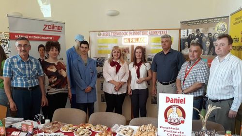 Torturi realizate de elevii unui liceu din Satu Mare, dăruite persoanelor de la adăpostul de noapte