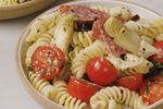 Rețeta de salată de paste pe care o vei face toată vara / Este sățioasă, fresh și foarte ușor de pregătit