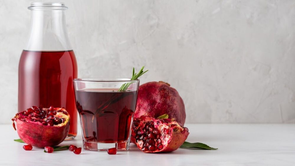 Băutura care ne ajută sănătatea intestinală și metabolică, recomandată de un medic/Sucul de rodie scade riscul de diabet