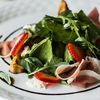 12 trucuri care transformă orice salată de vară într-o masă completă, dezvăluite de un chef bucătar / Sfat util: Folosește și părțile pe care de obicei le arunci