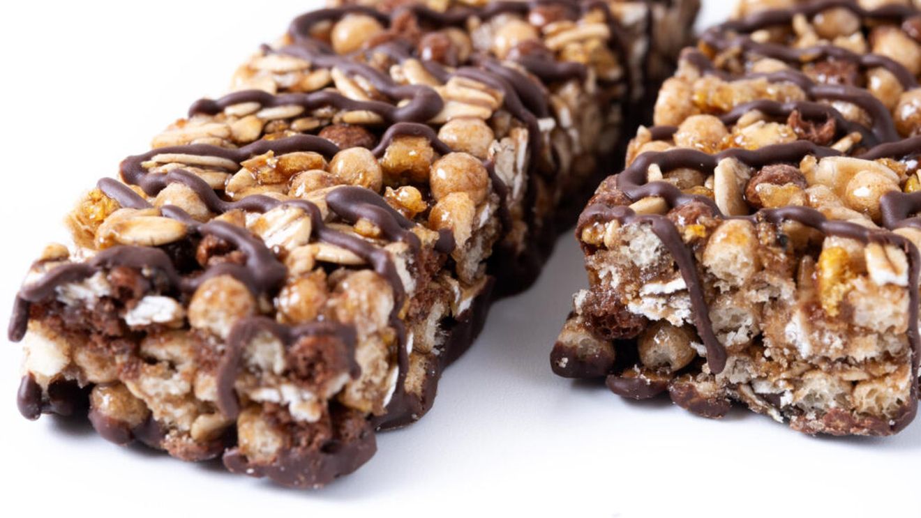 Cum să verifici dacă batoanele proteice sunt cu adevărat sănătoase / Unele conțin zahăr prea mult și le transformă în adevărate deserturi 