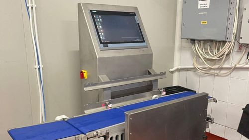 Cu pachetul de unt pe cântarul dinamic: O firmă din Cluj-Napoca a conceput și produs un cântar computerizat care măsoară greutatea alimentelor circulate pe bandă / ”Se produce în România, să terminăm cu plânsul și minciuna politicianistă! Și se produce high tech” - Călin Morar, antreprenor