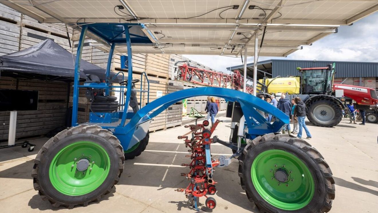 E-Horse: Un fermier olandez a dezvoltat un tractor alimentat exclusiv cu energie solară / Autonomie de 6-8 ore și preț de 100.000 de euro