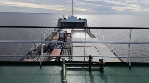 Fără friptură din carne de miel pe vapor: un echipaj format din marinari români a ciocnit însă ouă roșii, în prima zi de Paști / Bucătarul este pakistanez