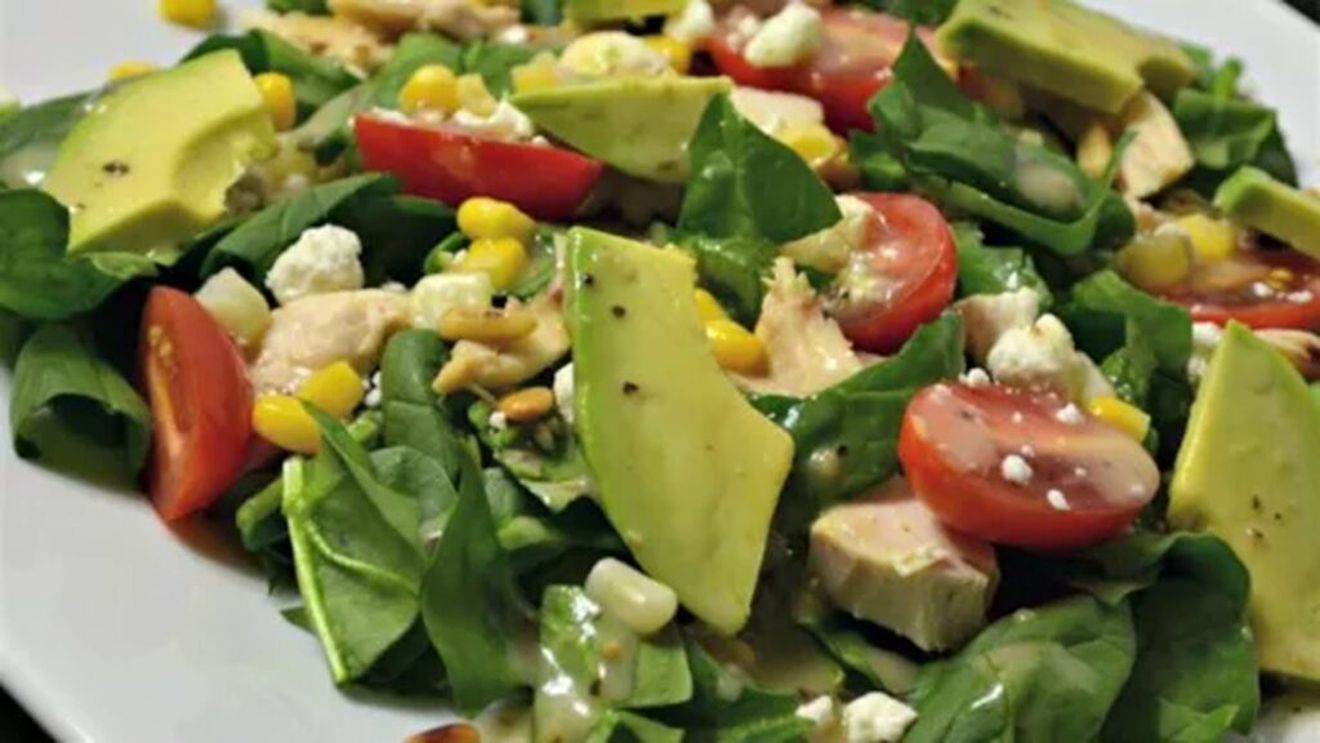 Salată de spanac cu pui, avocado și brânză de capră/O masă de prânz rapidă, bogată în nutrienți și proteine