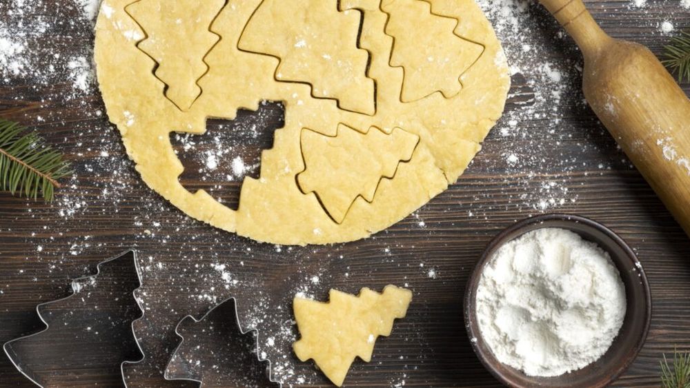 ABC în bucătărie. Cea mai simplă rețetă de aluat fraged, ușor de memorat, cu care poți face fursecuri de Crăciun sau orice fel de tarte. Se poate folosi și pentru preparate dulci, și sărate