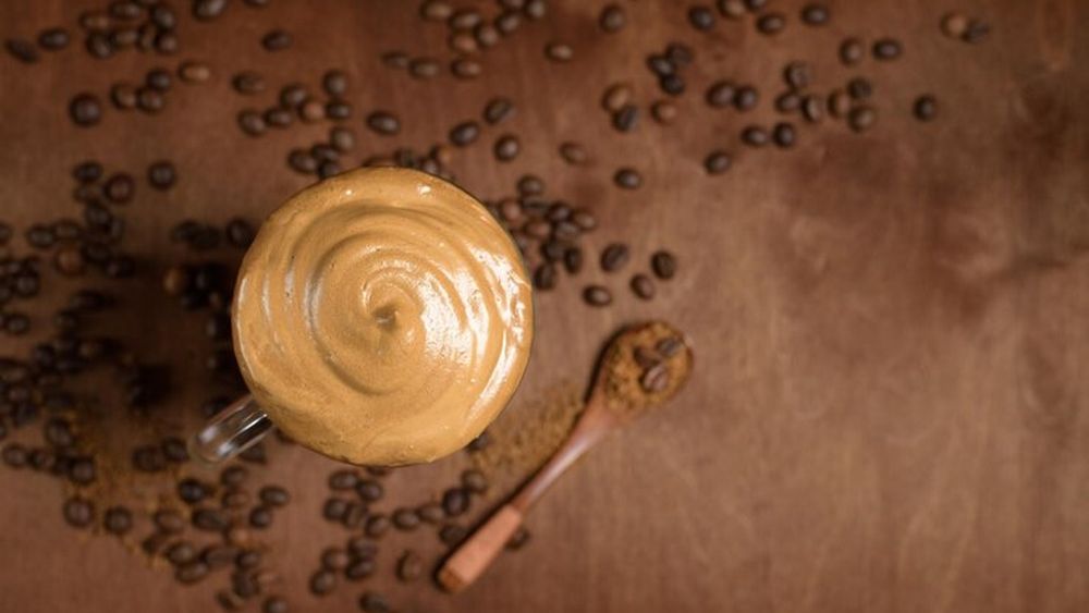 Îți e și cald dar ai bea și o cafea și parcă ai vrea și ceva care să-și potolească foamea până seara? Cremă de cafea rece. Cum se face fără să avem aparat special