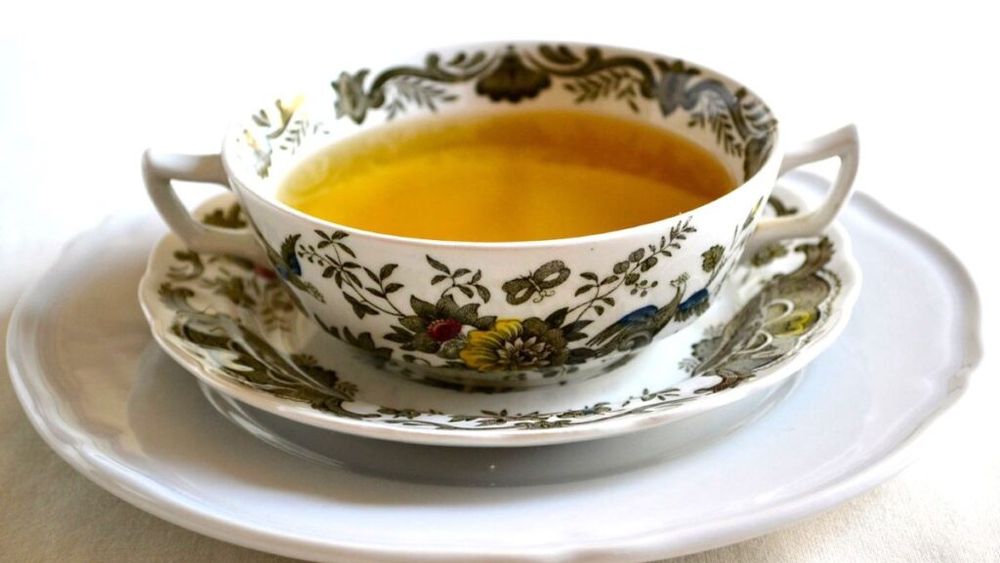 Rețeta tradițională de consommé, supa concentrată din bucătăria clasică franceză, prezentă pe mesele de Crăciun sau Revelion și născută înainte de Revoluția franceză