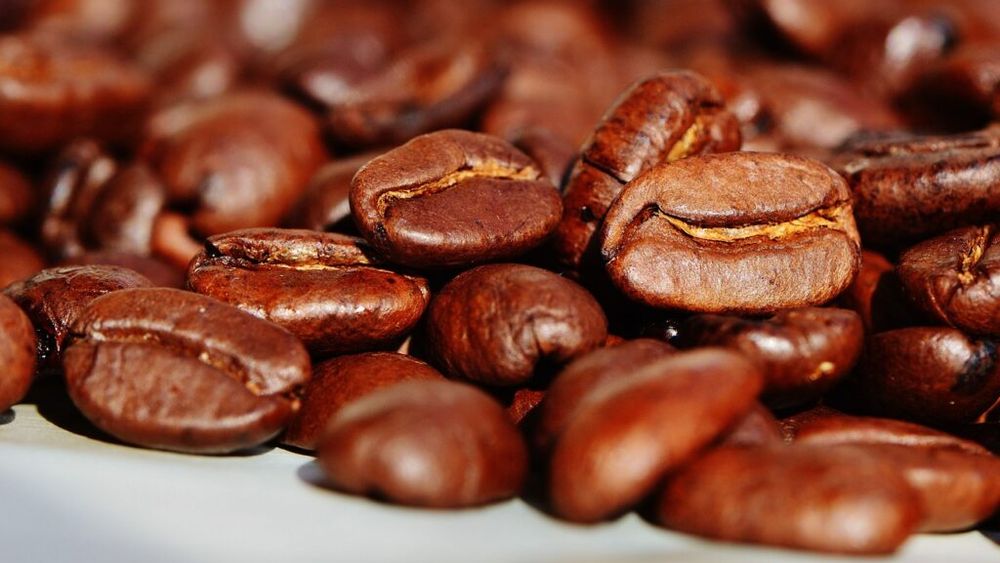 Scumpirile din ultima vreme determină firmele care comercializează cafea să scadă cantitatea din pungile de cafea de pe rafturile magazinelor și să crească prețurile