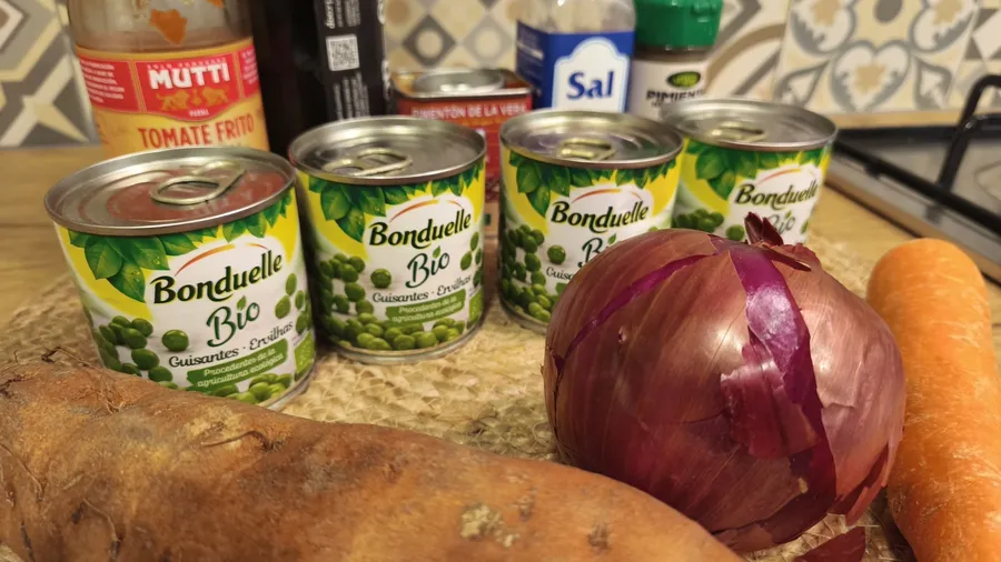 ingrediente mancare cu mazare cartofi morcovi si ou posat