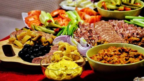 INTERVIU. Cum facem mese festive mai ușoare, fără să pierdem tradiția. Dr. Adrian Copcea, medic primar în diabet, nutriție și boli metabolice: „Grupa care merită cea mai mare atenţie e reprezentată de legume, e bine să fie mereu prezente pe platouri sau lângă garniturile mai grele”