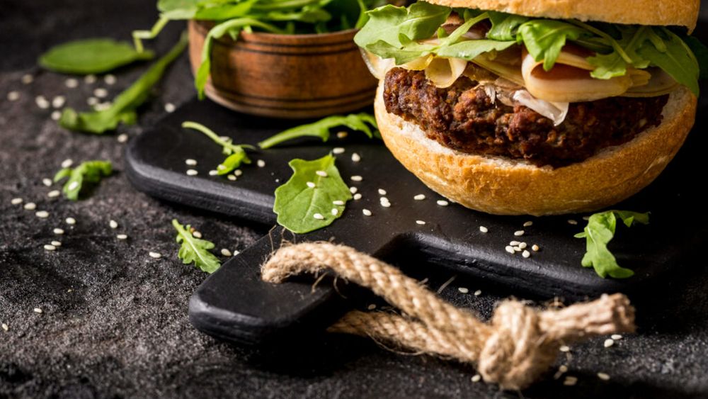 Nutriționiștii au ales cea mai sănătoasă carne pentru burgeri, iar răspunsul nu este vita sau curcanul / Carnea de bizon, deși mai scumpă, are mai puține grăsimi și mai multe proteine