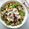 Salata mediteraneeană pe care nutriționiștii o recomandă pentru grătarele de vară. Se prepară rapid, este sățioasă și plină de fibre