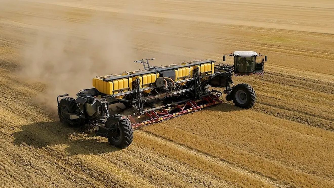 VIDEO Nexat, un utilaj agricol modular, autonom și foarte puternic, folosit la o fermă din Arad și în alte două locuri / Poate face aproape toate lucrările agricole