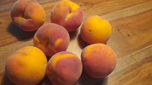 Piersici la grătar. Cu iaurt și miere pot fi un mic dejun sau un desert delicios