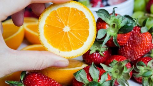 Cele mai bune alimente pentru stimularea imunității, în sezonul rece/ Un nutriționist recomandă portocalele, ardeii roșii, căpșunile și semințele de dovleac