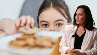 VIDEO | De ce refuză mâncarea uneori copiii cu autism / Psihologul Corina Gheorghe: „Nu este un moft. Felul în care se simte alimentul în mână, mirosul și textura din gură pot fi trăite mult mai intens”
