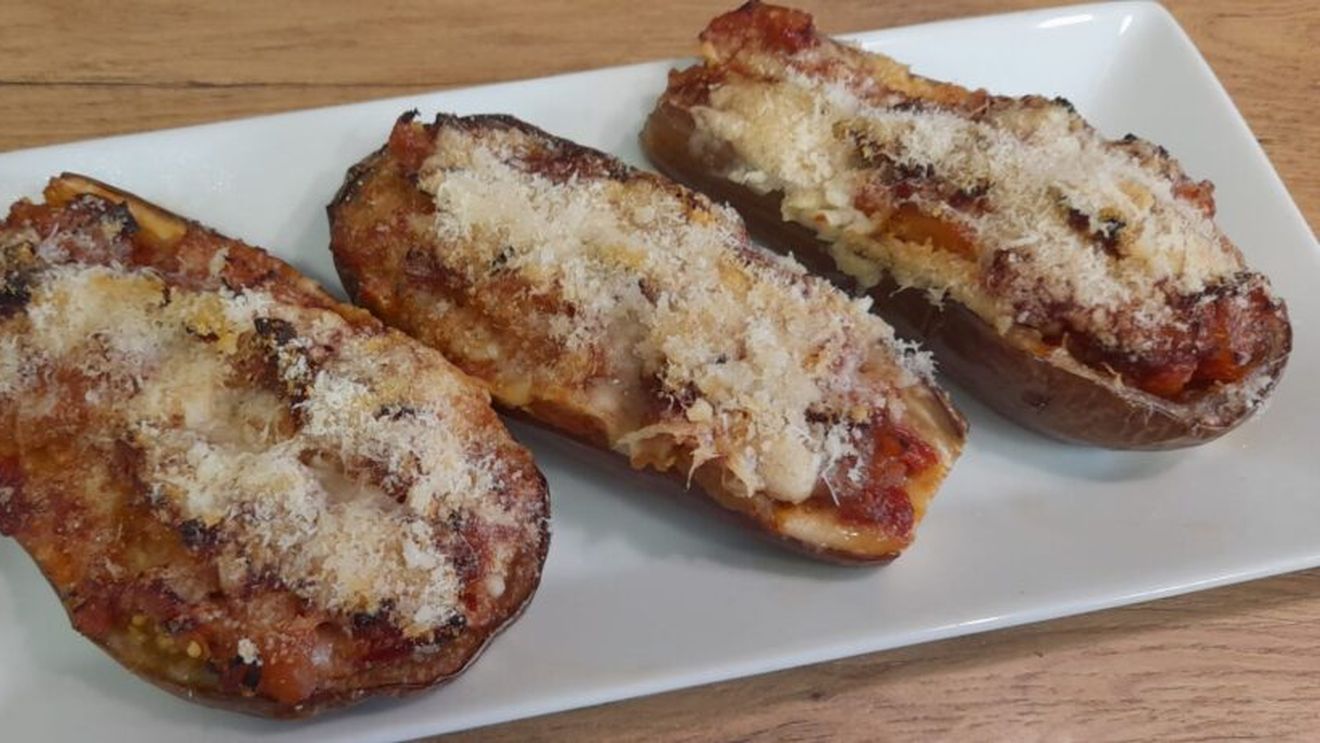 Rețetele Juanitei. Vinete gratinate cu ratatouille și șuncă. Un fusion care amintește de Franța, Italia și Grecia în același timp