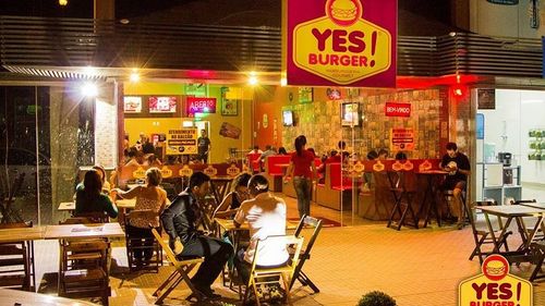 Inflaţia s-a atenuat, în SUA, pe fondul revenirii cheltuielilor consumatorilor/ Cheltuielile cu restaurantele şi hotelurile au crescut în martie, semn că americanii încă îşi doresc să călătorească şi să ia masa în oraş