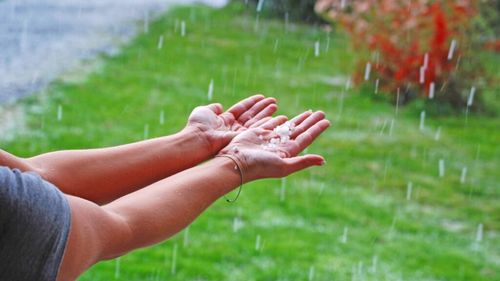 Peste 55 de rachete antigrindină au fost trase în Vrancea de la începutul sezonului şi până în prezent / Luna trecută mai mulți fermieri au atacat un punct de lansare