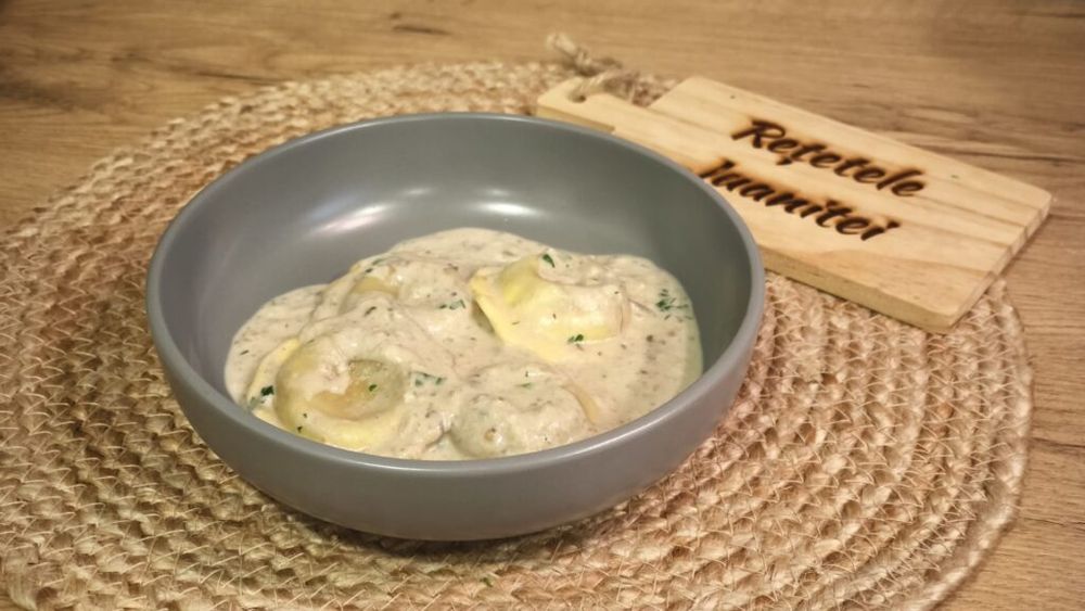 Pastele de vineri seară | Ravioli cu sos de ciuperci și smântână/ Alege umplutura de ravioli astfel încât să se potrivească bine cu sosul