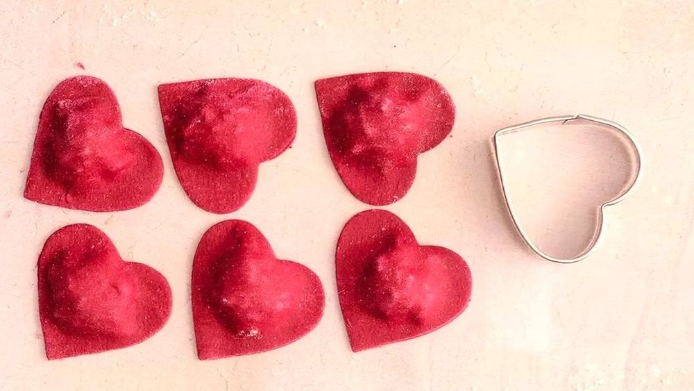 Pastele de vineri seara. Ravioli roșii în formă de inimă, umpluți în stil quattro formaggi. Se fac foarte ușor folosind o formă pentru fursecuri