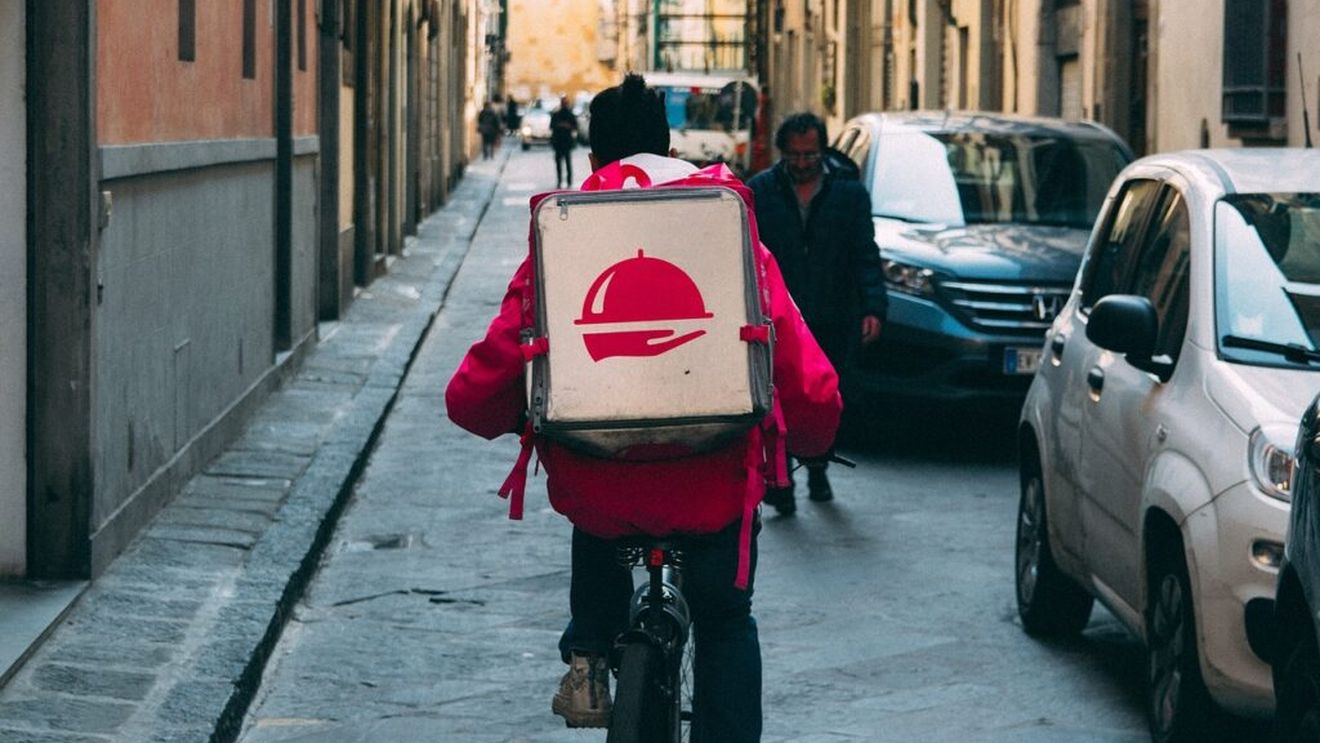 Un livrator din Suceava a fost înşelat de un aşa-zis client, care l-a contactat şi i-a cerut să depună bani la un aparat self-pay dintr-un magazin, promiţând că îi returnează când primeşte mâncarea, apoi nu a mai răspuns la telefon