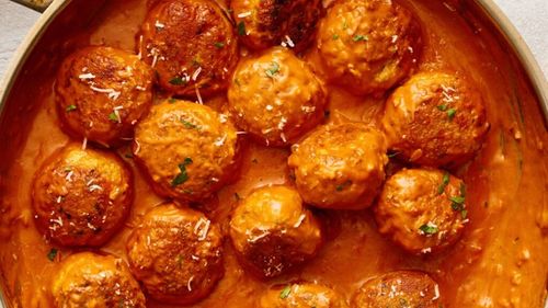 Chiftelele în sos de vodcă transformă clasicul penne alla vodka într-o cină mai consistentă și gata în mai puțin de o oră / Rețeta aduce o cină cremoasă, bogată și ușor de făcut acasă