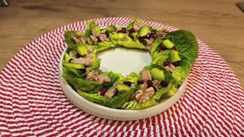 Salată festivă cu ton, rodii și avocado / O alegere echilibrată și elegantă pentru masa de sărbătoare