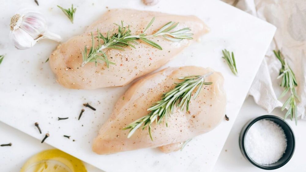 Crescătorii de păsări pentru consum sunt obligați să facă săptămânal supraveghere prin programe de autocontrol / Cum sunt controlați de autoritățile sanitare veterinare