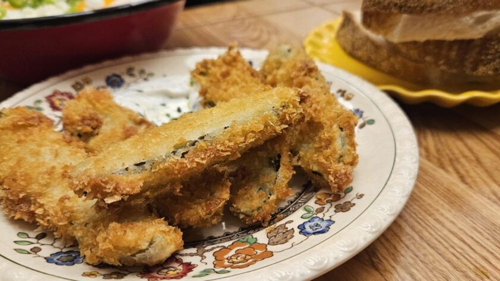 Castraveți murați pane crocanți, serviți cu sos de iaurt cu mărar / Preparatul cu ajutorul căreia poți „scăpa” de murăturile pe care le mai ai în cămară