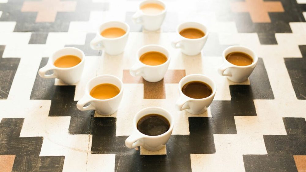 Directorul fabricii Tesla din Germania reclamă dispariția a 65.000 de ceşti de cafea. Statistic, angajații companiei au fiecare acasă cinci ceşti de cafea