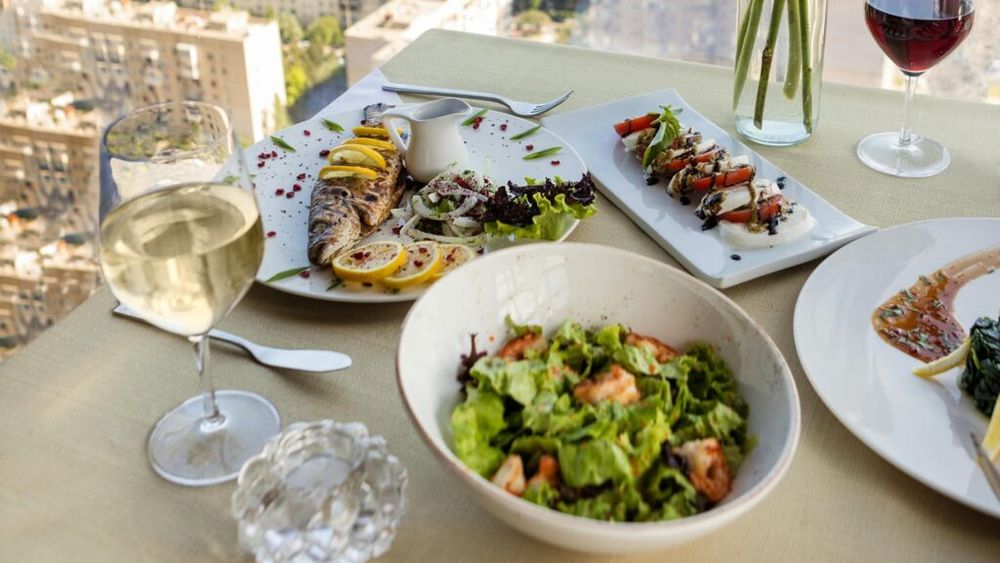 Ce trebuie să mănânci ca să-ți poți reduce simptomele atritei?/ Un chirurg ortoped ne sfătuiește să includem în dietă somon, macrou, sardine și legume colorate, iar totul să fie gătit cu ulei de măsline extravirgin, dacă vrem să mai calmăm inflamația din corp