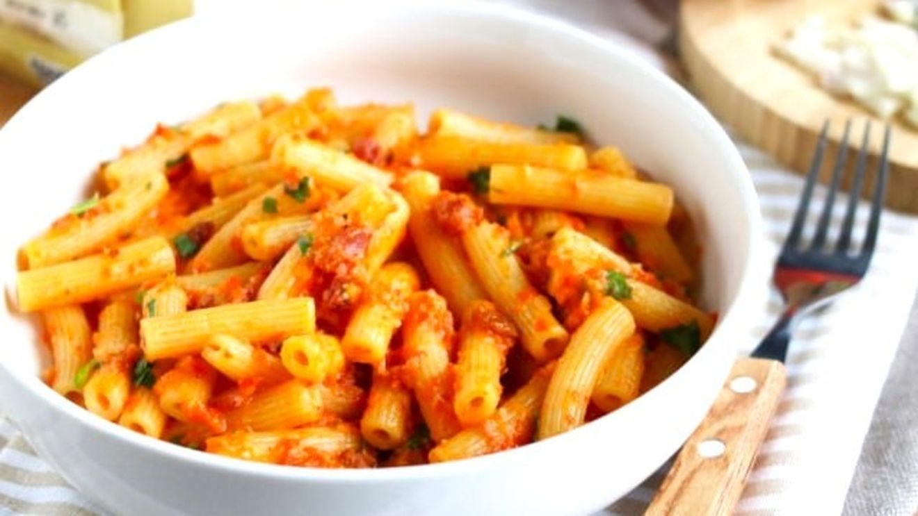 Pastele de vineri seară. E vremea lor: Paste cu ardei și bacon care te fac să faci pace cu toti zeii