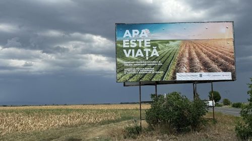 Campanie pentru prevenirea furturilor din sistemele de irigații făcută cu panouri montate în zone unde nu există sistem de irigații și culturile sunt distruse de secetă/Campania este derulată de Poliția Română și are mesajul ”Apa este viață”