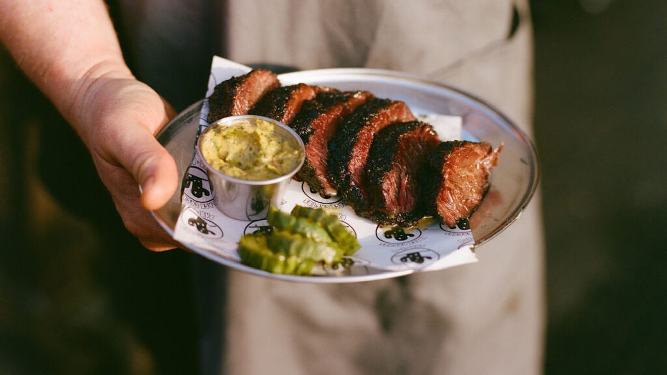 Friptură gătită lent, în stil texan, poate fi găsită și în estul Londrei/ O explozie a restaurantelor de tip barbecue în capitala Marii Britanii