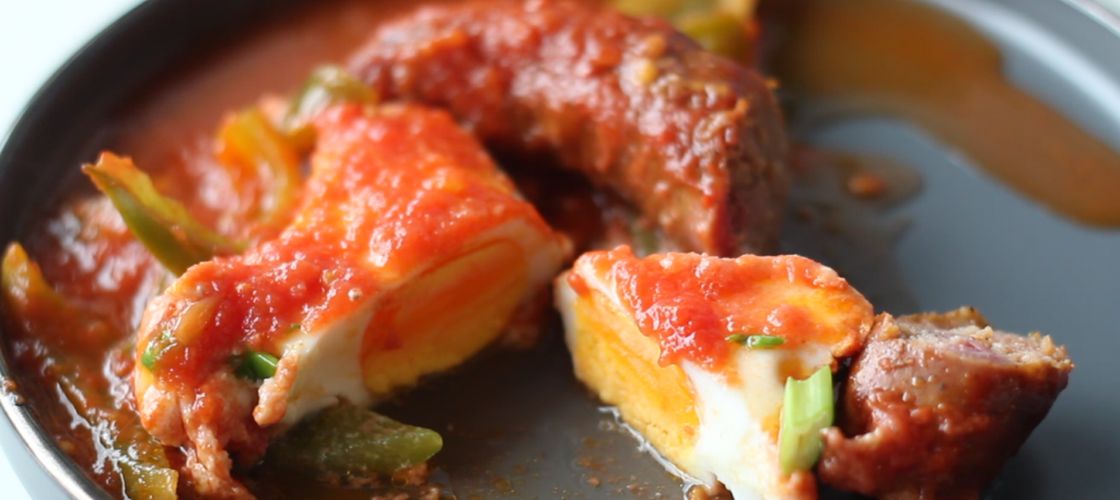 VIDEO | Shakshuka picantă cu Durdulii, rețeta rapidă care transformă câteva ingrediente simple într-o masă completă