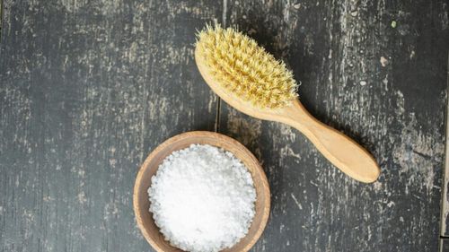 Cum să cureți bucătăria cu sare/Alte nouă trucuri în bucătărie care folosesc sarea, de la curățenie, la testarea prospețimii unui ou 