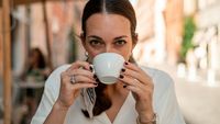 De ce mâncarea poate avea alt gust după ce bei cafea / Cercetătorii au descoperit ce face cofeina gustului dulce, amar, sărat și acru