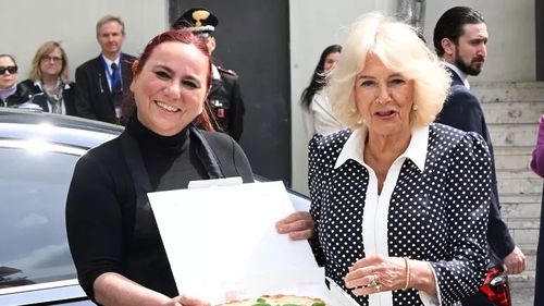Regina Camilla, întâmpinată cu pizza Margherita la Roma / Surpriza a venit chiar în ziua în care ea și Regele Charles sărbătoresc 20 de ani de căsnicie
