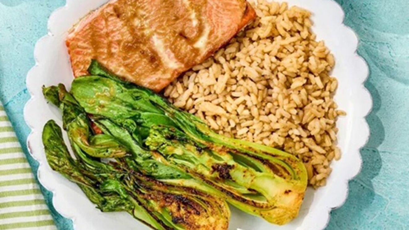 Somon la cuptor cu bok choy și orez brun – totul într-o singură tavă / O cină sănătoasă, rapidă și plină de savoare, perfectă după o zi agitată