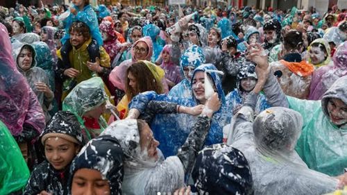 Cârnatul cu ou și bătaia cu bezea, două obiceiuri gastronomice din Joia Grasă/ Este ziua care anunță începerea Carnavalului în Spania