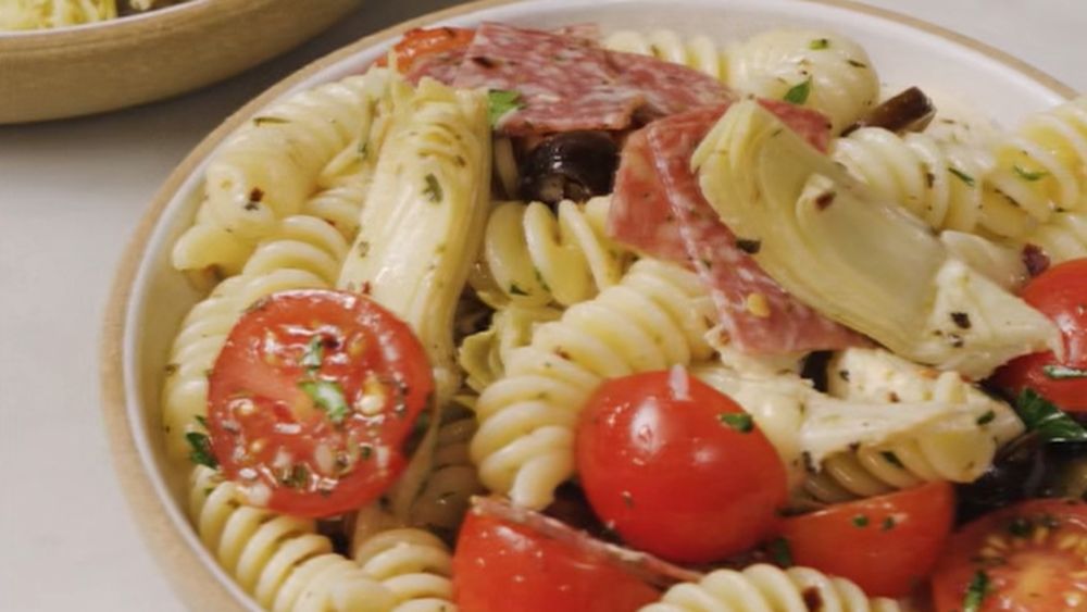 Rețeta de salată de paste pe care o vei face toată vara / Este sățioasă, fresh și foarte ușor de pregătit