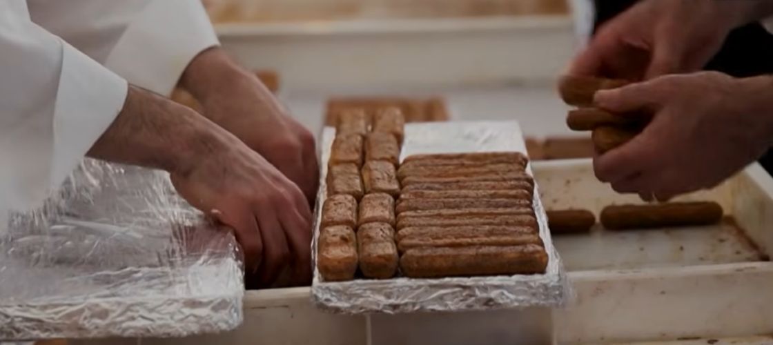 VIDEO | Cel mai lung tiramisu din lume! 100 de chefi italieni au gătit un desert care a măsurat 440 de metri / Recordul mondial a fost doborât la Londra