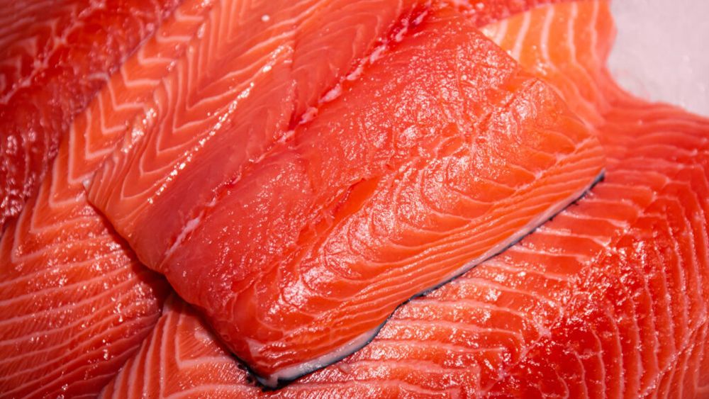 De ce are somonul culoarea roz-portocalie / Explicația științifică din farfuria noastră / Pigmentul natural care colorează somonul și ce diferențe sunt între somonul sălbatic și cel de crescătorie
