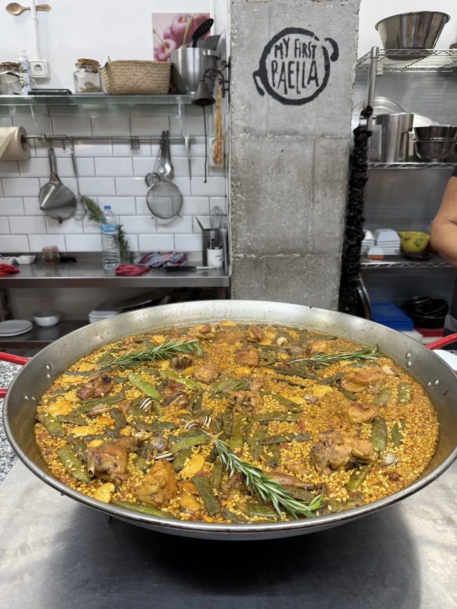 Paella Valenciana, complet diferita la gust in Valencia